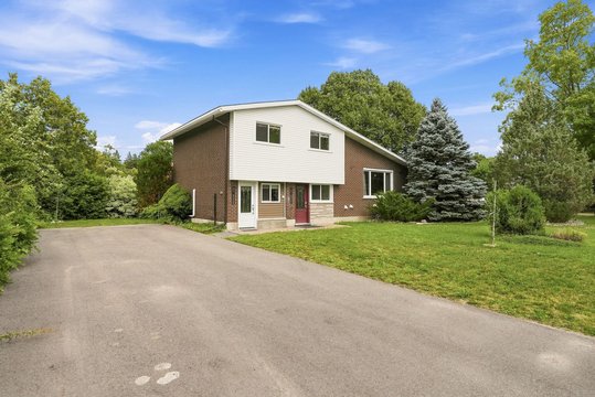 2346 Edwin Crescent