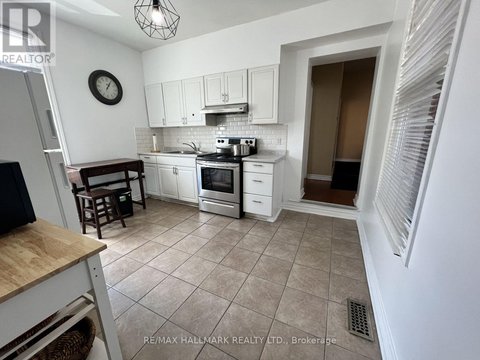 2 - 374 DUNDAS STREET E