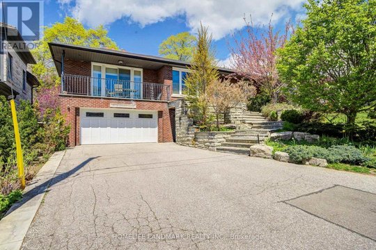 102 STRATFORD CRESCENT