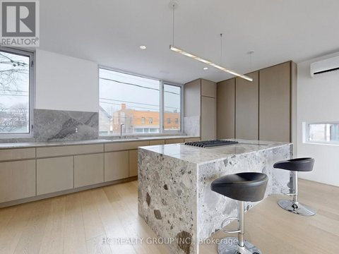 UPPER - 899 DUNDAS STREET W