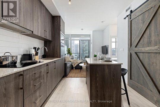 806E - 576 FRONT STREET W