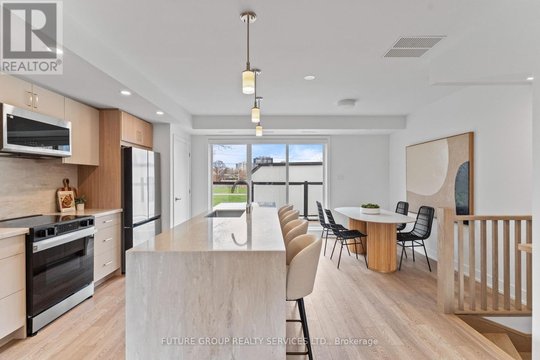 UNIT 3 - 15 ACORN AVENUE