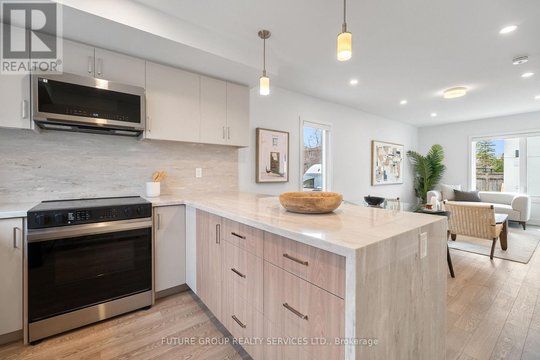 UNIT 2 - 34 POPLAR AVENUE