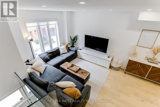 12 GROGAN MEWS