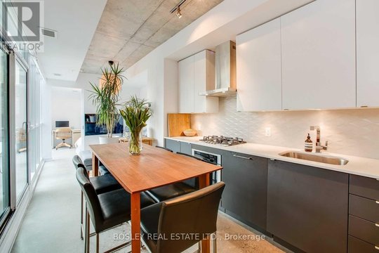 528 - 38 HOWARD PARK AVENUE