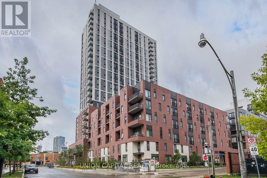 305 - 10 OAK STREET