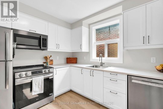 3 - 117 HILLSDALE AVENUE E